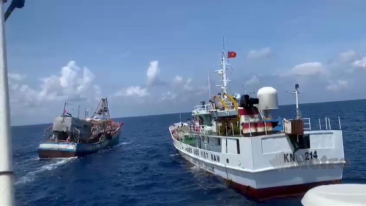 KAPAL penguat kuasa Vietnam (kanan) yang menghalang kapal APMM menahan bot nelayan negara mereka yang menceroboh perairan negara. FOTO ihsan APMM