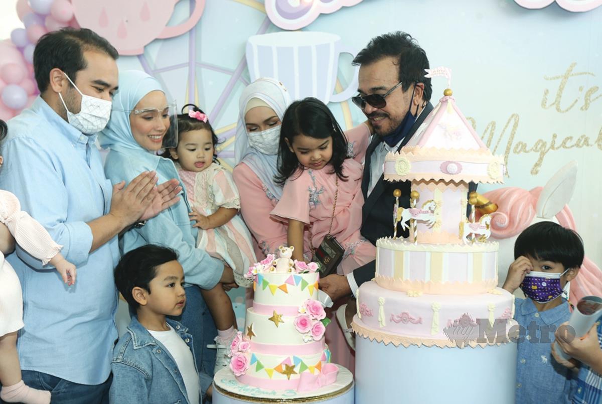 SITI dan Khalid bersama keluarga meraikan sambutan ulang tahun ketiga Aafiyah sempena pelancaran rangkaian minuman jeli BeauKids di Cyberjaya.