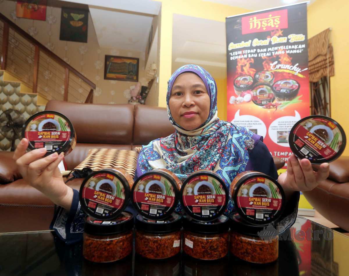 SAMSINA menunjukkan produk keluaran Ihsas, Sambal Serai Ikan Bilis di Cahaya SPK, Seksyen U9, Shah Alam. 