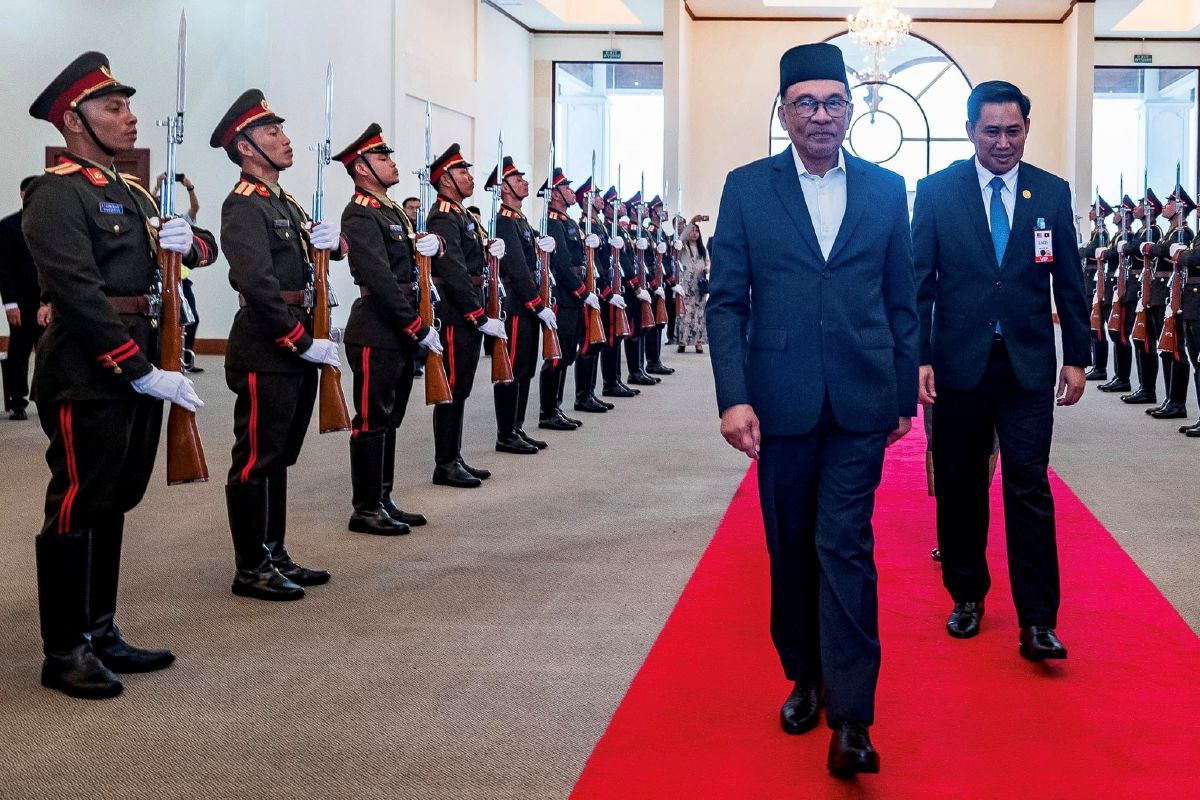 ANWAR diberi penghormatan ketika tiba di Vientiane petang tadi. FOTO Facebook Rasmi Perdana Menteri Datuk Seri Anwar Ibrahim 