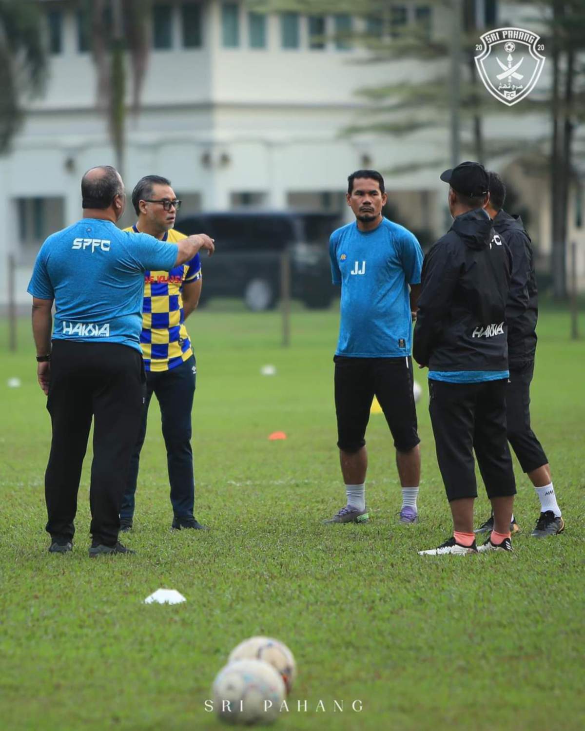 MOHAMMED Suffian Awang (dua kiri) ketika bertemu barisan kejurulatihan Sri Pahang di Kuantan. FOTO Ihsan Sri Pahang FC