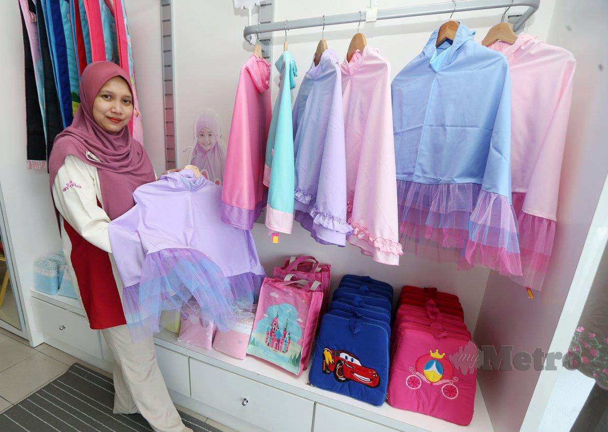 YUSNIZA menunjukan koleksi telekung kanak-kanak dan dewasa serta kelengkapan solat Telekung An Najwa di butiknya. 