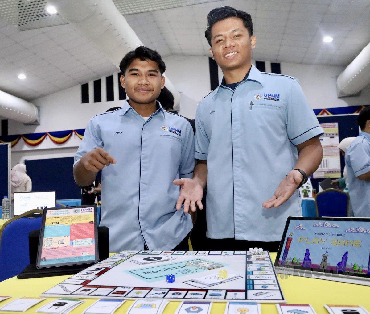 MUHAMMAD Adam Syahmi Hasanbasri (kiri) dan Muhammad Afiq menunjukkan permainan yang dihasilkan di UPNM-InTeLeX.