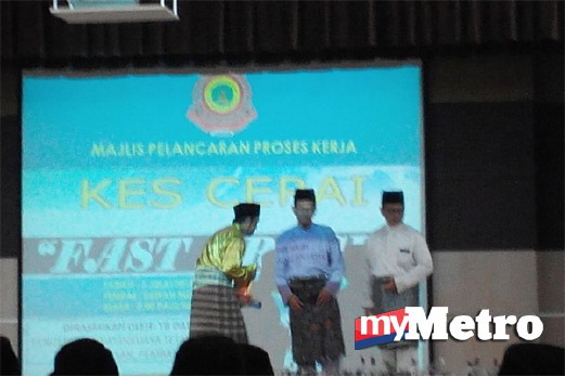 EXCO Selangor Datuk Dr Ahmad Yunus Hairi menyerahkan kit Kes Cerai Fast Track kepada Hakim Mahkamah Rendah Syariah sambil diperhatikan Mohd Na'im (kanan). FOTO Fuad Hadinata Yaacob