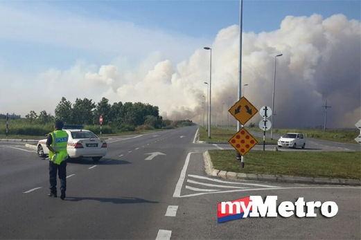 ASAP daripada kebakaran hutan yang merebak sejak tengah hari. FOTO Mohd Rizal Abdullah