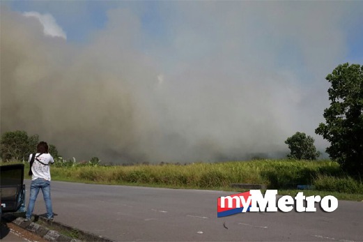 ASAP daripada kebakaran hutan yang merebak sejak tengah hari. FOTO Mohd Rizal Abdullah