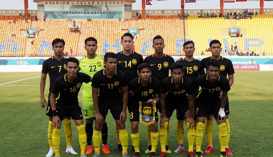 PEMAIN skuad B-23 bergambar sebelum aksi menentang Kyrgyzstan. FOTO Football Association of Malaysia (Official)