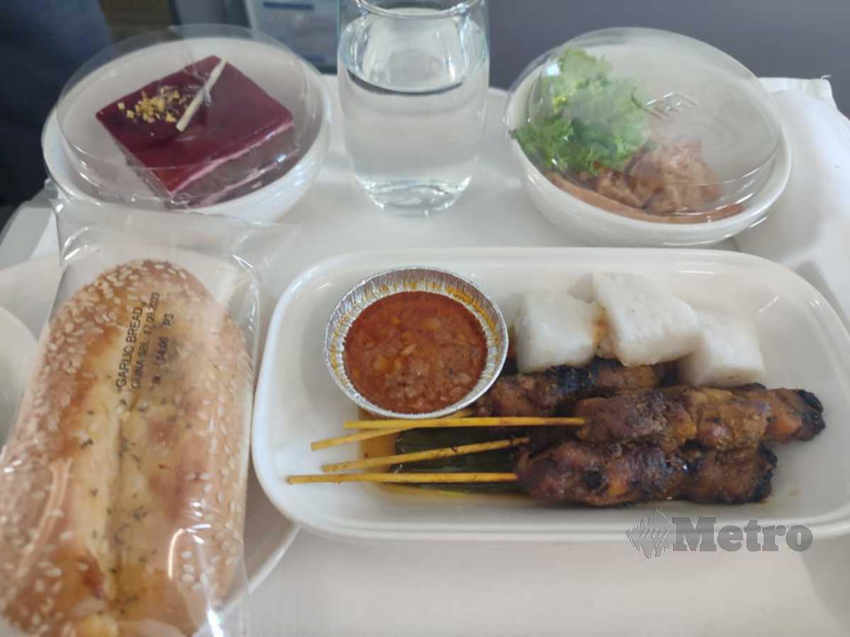 HANTARAN dalam akaun Facebook Anthony menunjukkan hidangan disediakan Malaysia Airlines ketika penerbangan ke Kuching, malam tadi. FOTO Facebook Anthony Loke Siew Fook 