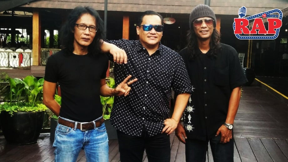 Ameng (tengah) bersama anggota Spring, Zahar (gitar kedua, kiri) dan Empy (gitar bass, kanan). FOTO RIDZUAN ABDUL RAHMAN