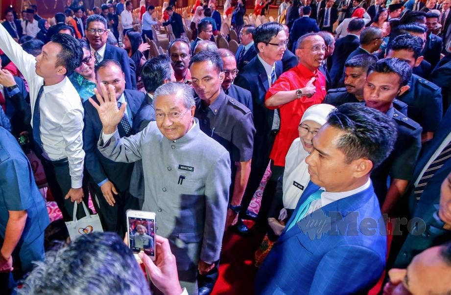  DR Mahathir bersama Timbalannya Datuk Seri Dr Wan Azizah Wan Ismail pada Perutusan Perdana Setahun Malaysia Baharu di Pusat Konvensyen Antarabangsa Putrajaya (PICC), semalam.