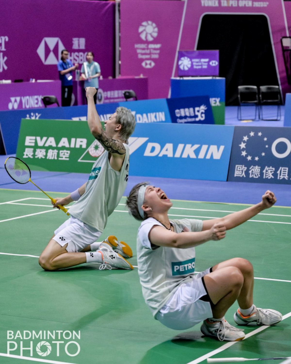 TAN Jie (kiri) dan Ee Wei meraikan kejayaan mereka. FOTO Badminton Photo