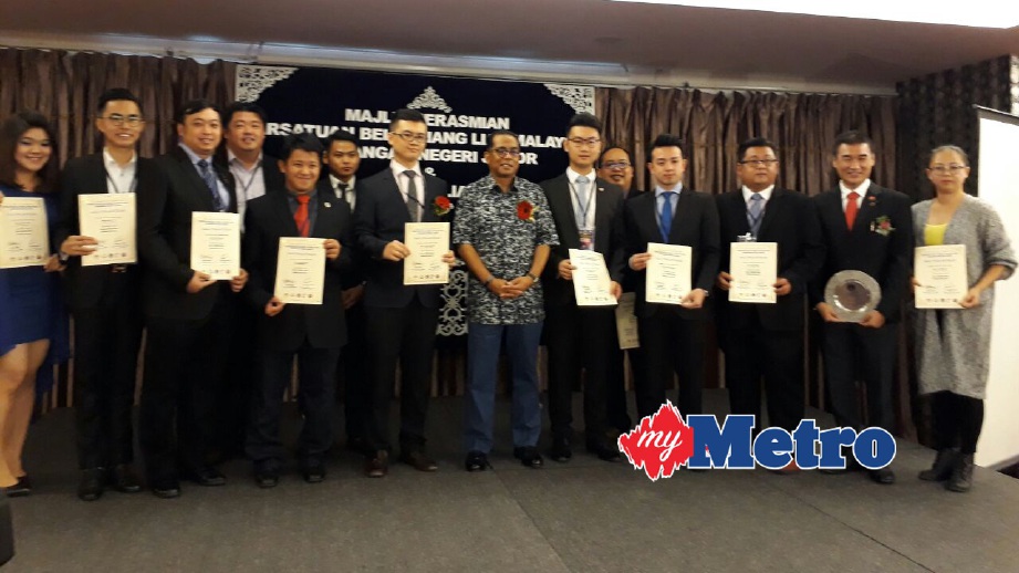 MOHAMED Khaled (tengah) bersama penerima sijil sempena Majlis Perasmian Persatuan Belia Xiang Lian Malaysia Cawangan Negeri Johor. FOTO Mohd Sabran Md Sani