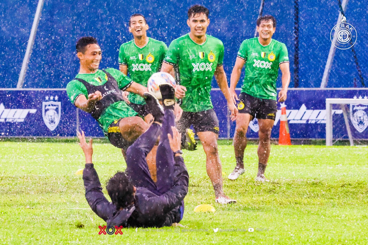 YUSRI Che Lah bersama pemain Perak FC ketika menjalani latihan terakhir di Johor Bahru menjelang aksi timbal balik Piala Malaysia menentang JDT, di Stadium Sultan Ibrahim, malam esok. FOTO FB Perak FC