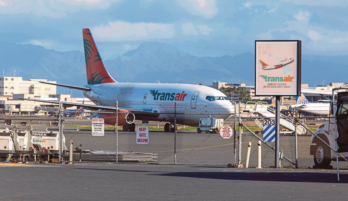 SALAH satu pesawat kargo Transair Boeing 737 di Lapangan Terbang Antarabangsa Dainel K Inouye di Hawaii. FOTO AFP 