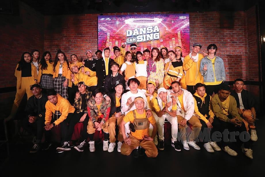 SEBAHAGIAN peserta Dansa Dan Sing yang akan mula ditayangkan 5 Januari ini.