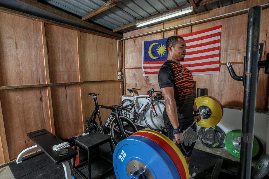 ATLET trek berbasikal, Muhammad Fadhil Mohd Zonis menjalani latihan secara persendirian di rumahnya sepanjang tempoh PKP dan PKPB. FOTO Osman Adnan