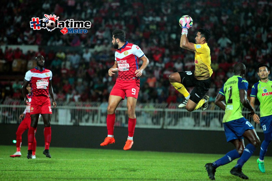 Pemain Kelantan, Abou Bakr Al Mel (dua kiri) melakukan percubaan ke pintu gol pasukan PKNS FC. FOTO SYAMSI SUHAIMI