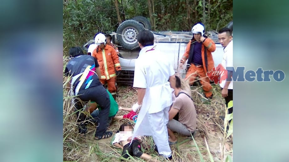 TIGA kanak-kanak maut manakala dua cedera apabila kenderaan empat pacuan roda dinaiki mereka terbabas ke bahu jalan sebelum terbalik di Kampung Bangkau-Bangkau, Pitas, hari ini. FOTO ihsan pembaca. 