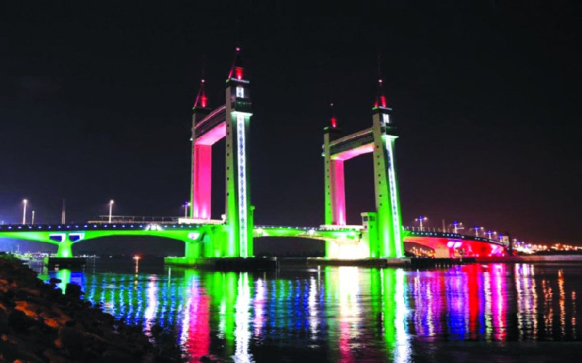 LAMPU warna hijau, merah, putih, hitam menerangi Jambatan Angkat Kuala Terengganu.