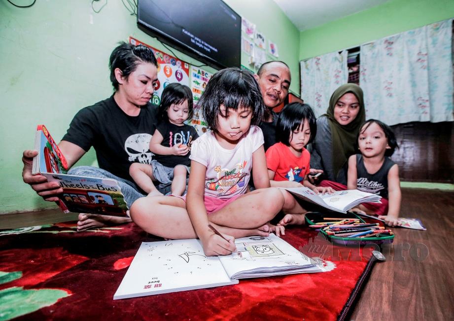 EMPAT anak Mohd Zanishuhaizal bermain dan belajar bersama sebagai satu keluarga besar.