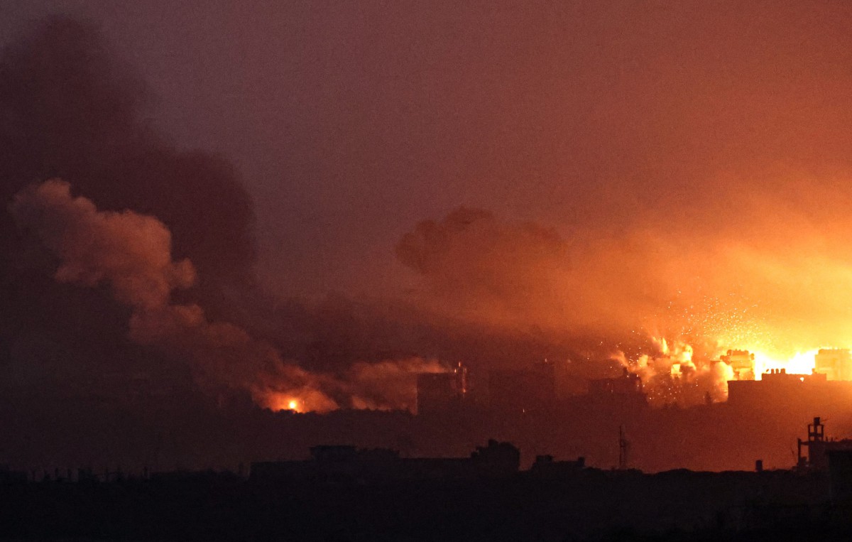 LETUPAN dirakam dari selatan Gaza susulan serangan Israel selepas berakhirnya gencatan senjata. FOTO AFP.