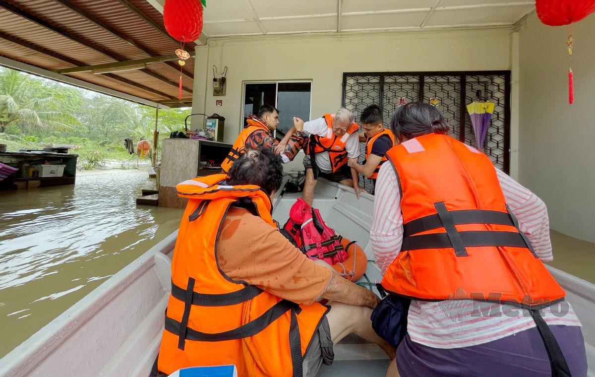 TIGA beranak yang diselamatkan anggota BBP Kota Tinggi di Kampung Tembioh, Kota Tinggi Johor. FOTO Nur Aisyah Mazalan.