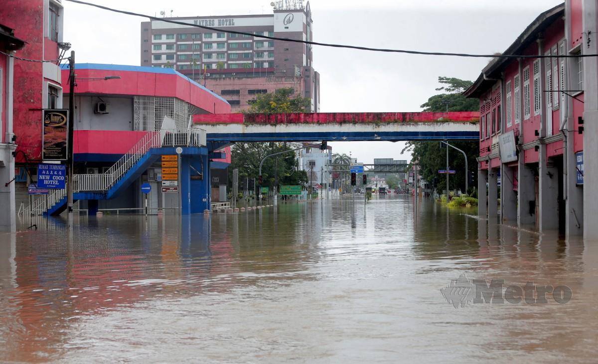 KEADAAN banjir di bandar Kota Tinggi. FOTO Nur Aisyah Mazalan.