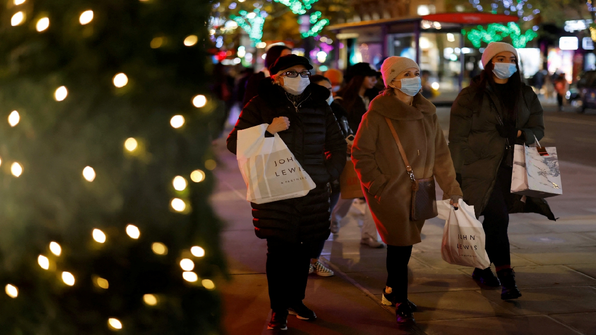 ENGLAND mula mewajibkan semula pemakaian pelitup muka kepada orang ramai yang mahu memasuki kedai dan menaiki kenderaan awam. FOTO AFP