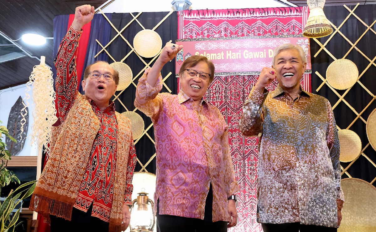 AHMAD Zahid dan Premier Sarawak Tan Sri Abang Johari Tun Openg bersama Timbalan Premier Sarawak Datuk Amar Douglas Uggah Embas pada Rumah Terbuka Gawai Dayak di kediaman Timbalan Premier Sarawak, semalam. FOTO Bernama.