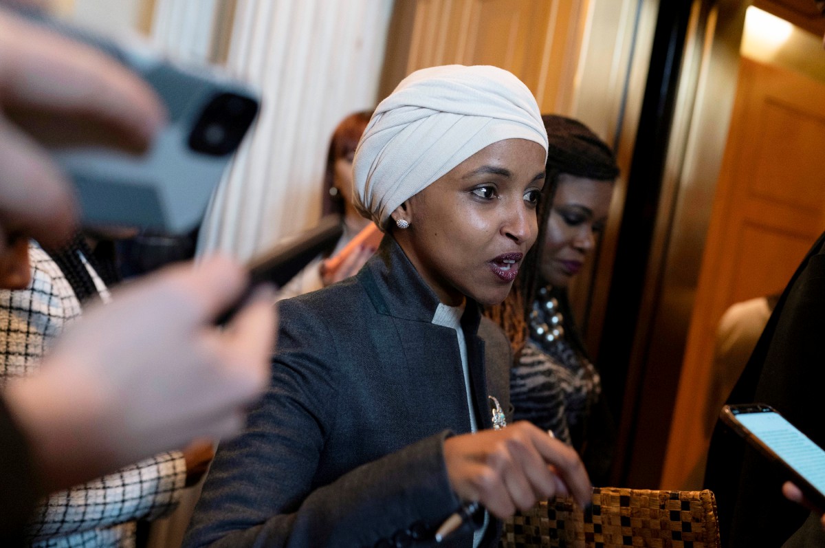 ILHAN Omar bercakap kepada media selepas meninggalkan Dewan Perwakilan AS di Washington. FOTO AP.