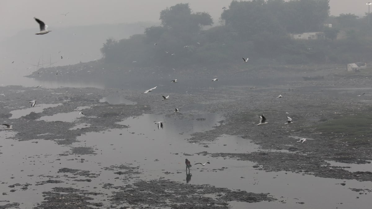 PEMANDANGAN di Sungai Yamuna, New Delhi yang dilitupi asap tebal. FOTO EPA