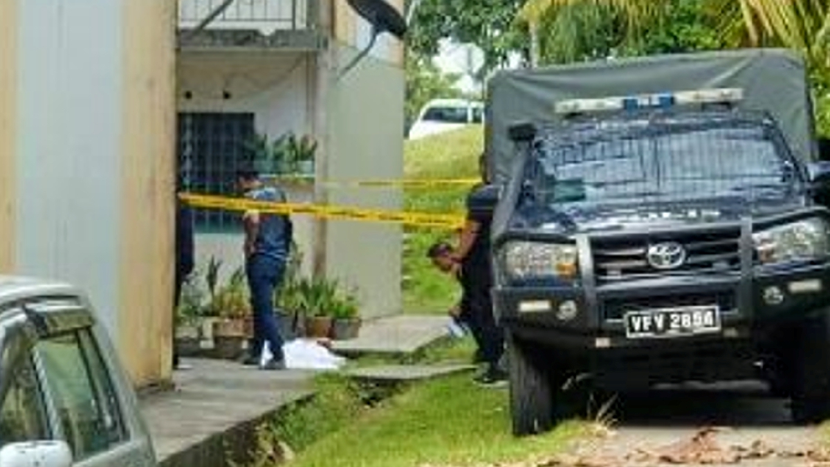 POLIS melakukan siasatan di lokasi penemuan mayat di flat dekat Tampoi. FOTO tular.