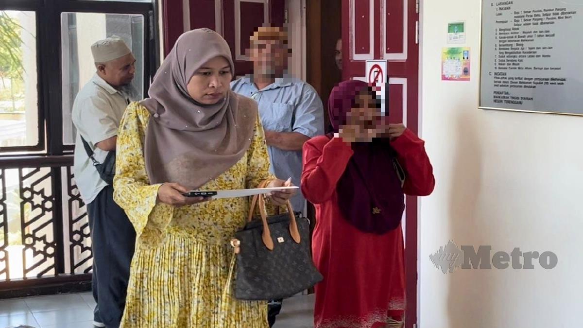 SUAMI isteri (kanan dan dua dari kanan) masing-masing didenda RM1,500 kerana menjual makanan kepada orang Islam yang tidak berpuasa. FOTO Zatul Iffah Zolkiply. 