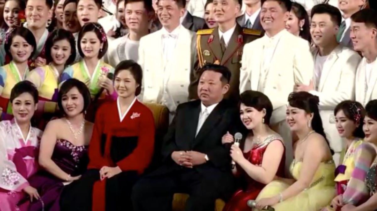 RI (tiga dari kiri, depan) disamping suaminya Jong Un ketika hadir menyaksikan Teater Seni Mansudae. FOTO Reuters