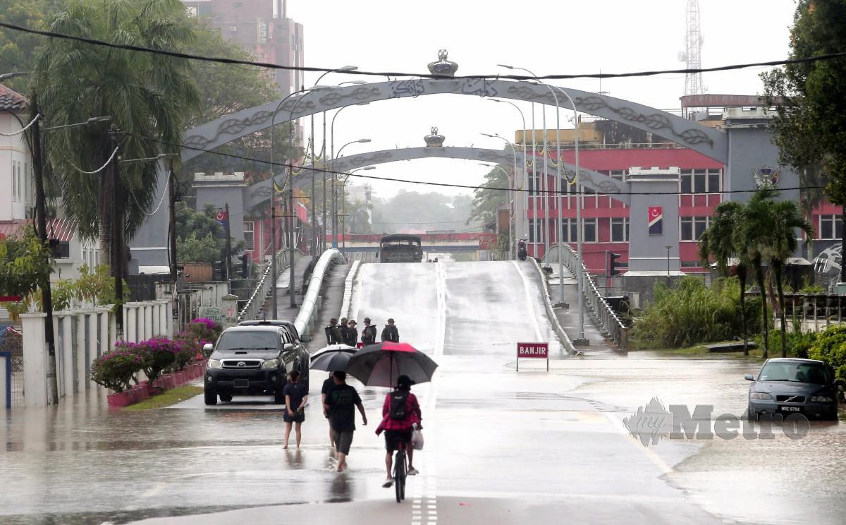 JALAN utama memasuki bandar Kota Tinggi, Johor ditutup susulan banjir. FOTO Nur Aisyah Mazalan.