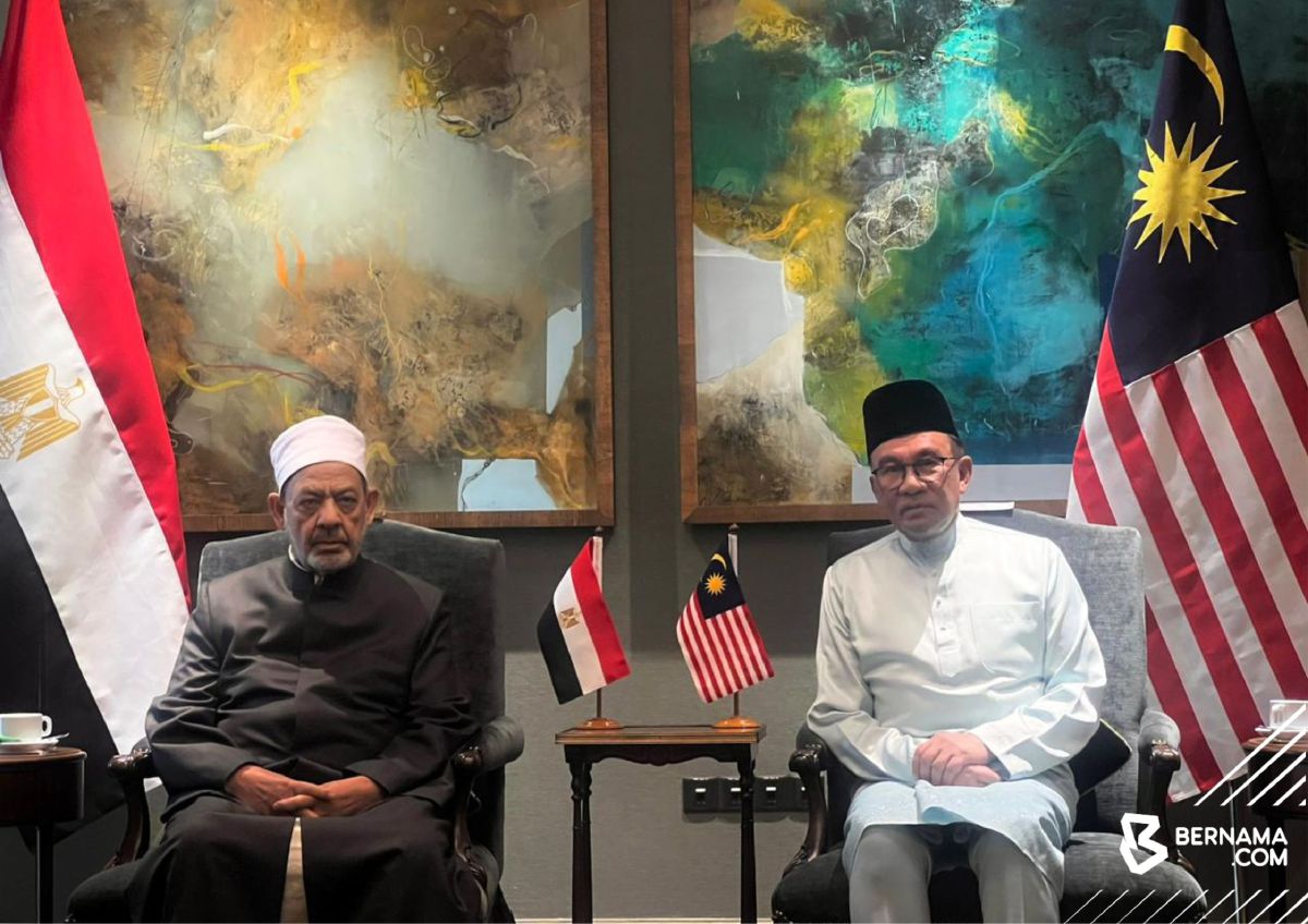 ANWAR terima kunjungan hormat Sheikh Al-Azhar di Seri Perdana. FOTO Bernama.
