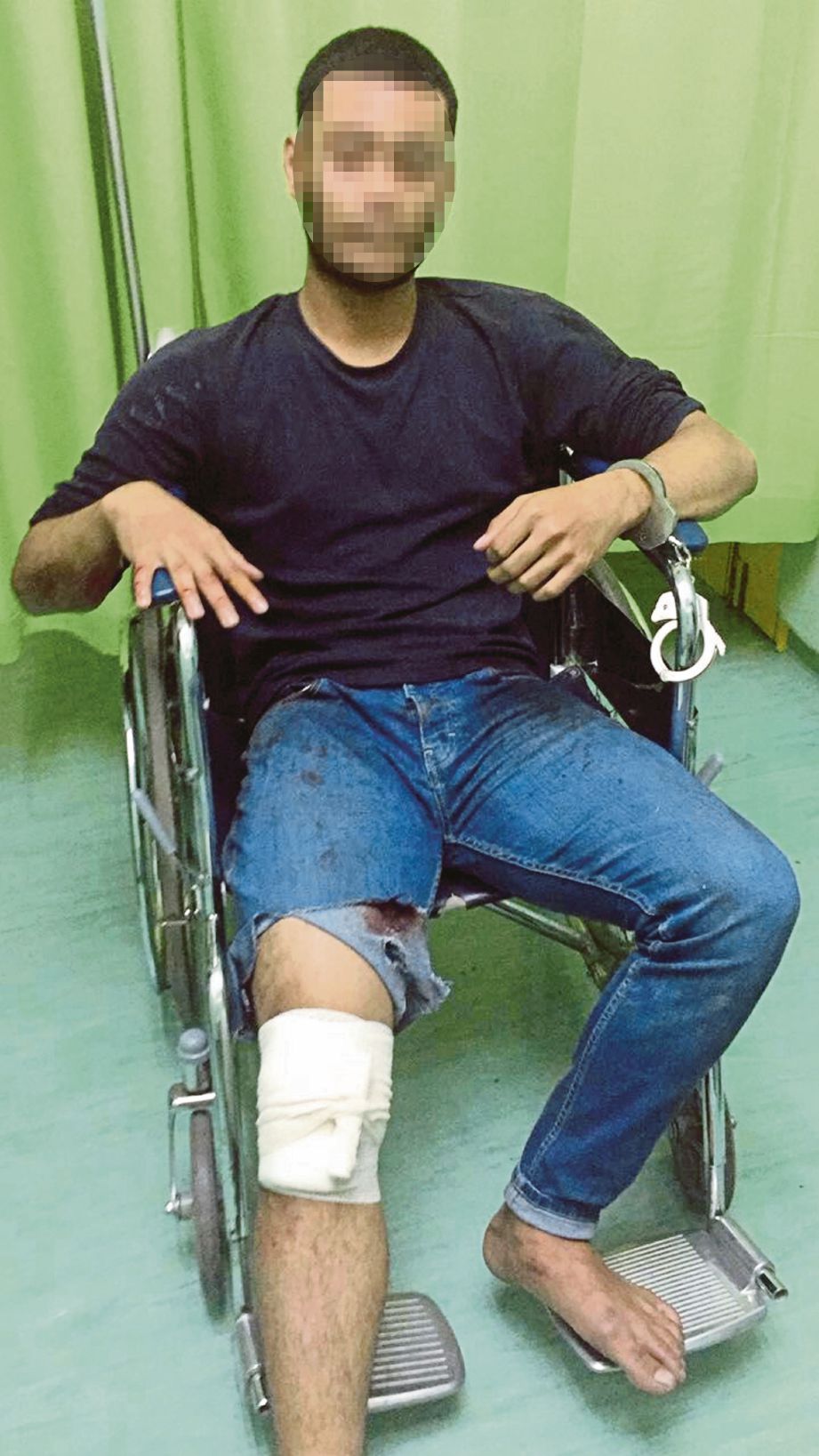 Suspek penunggang motosikal  cedera di kaki kanan terjatuh motosikal selepas rakannya yang membonceng ditembak  ketika melarikan diri selepas meragut. 