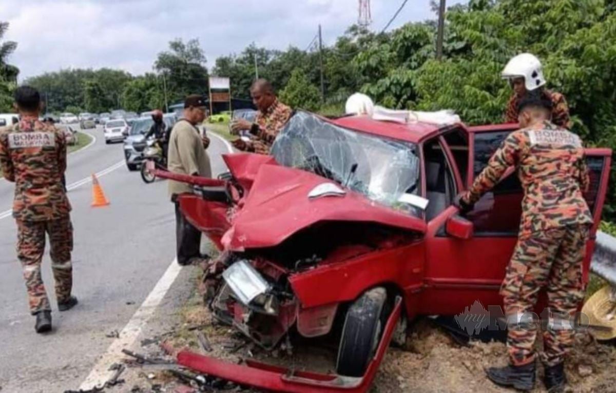 ANGGOTA penyelamat melakukan pemeriksaan terhadap satu daripada dua kenderaan terbabit kemalangan di KM 32.5 Jalan Seremban-Tampin yang mengorbankan warga emas. FOTO Ihsan Bomba.