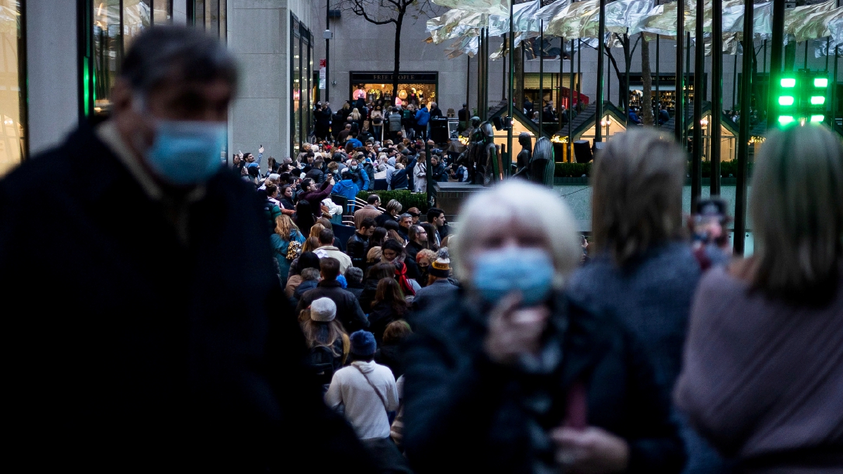 ORANG ramai dan pelancong memenuhi Pusat Rockefeller di New York. FOTO AFP