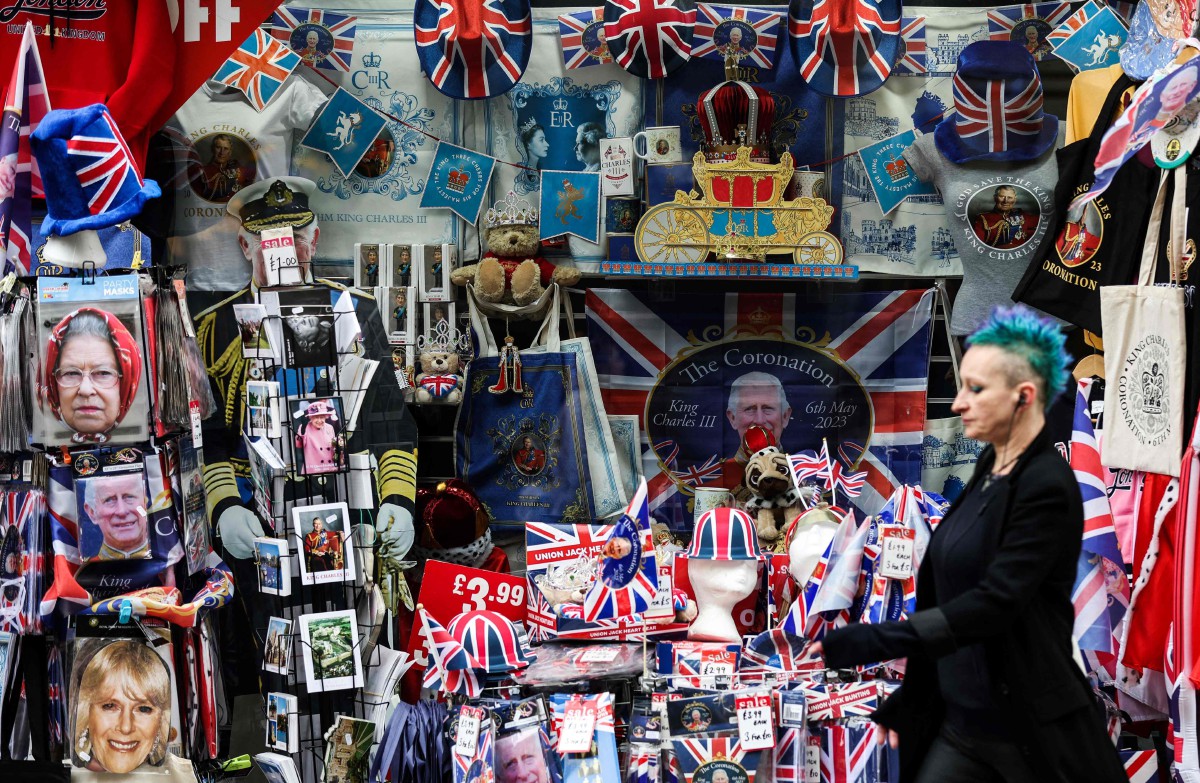 PELBAGAI cenderamata diraja dijual di kedai sekitar Windsor sempena majlis pertabalan Raja Charles, Sabtu ini. FOTO AFP.