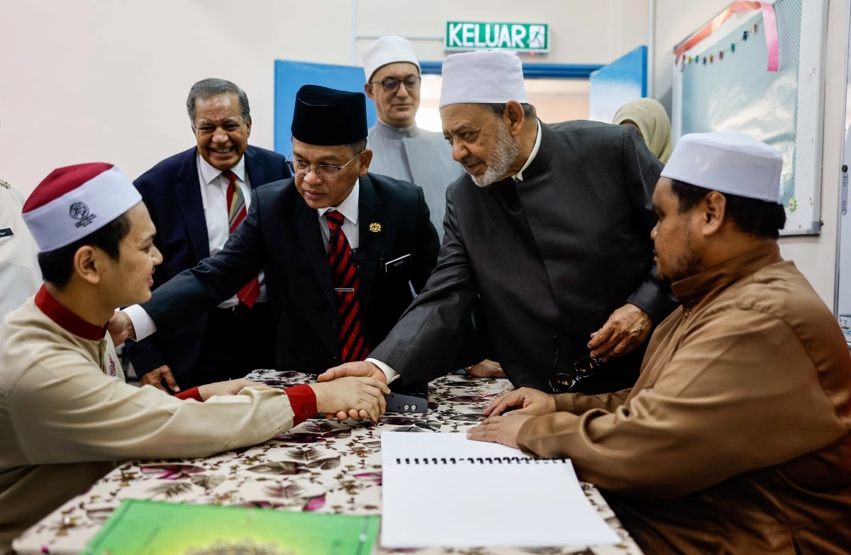 Dr Ahmad Muhammad Ahmad At-Tayyeb (dua, kanan) menyantuni pelajar Darul Quran ketika lawatan kerja ke Darul Quran Jakim, Kuala Kubu Bharu hari ini. FOTO Bernama.