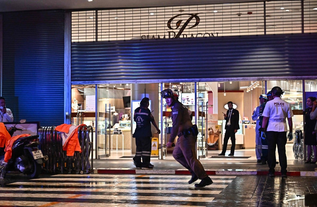 POLIS dan pasukan keselamatan mengawal kawasan luar Siam Paragon Mall di Bangkok susulan insiden tembakan yang mengorbankan tiga individu. FOTO AFP.