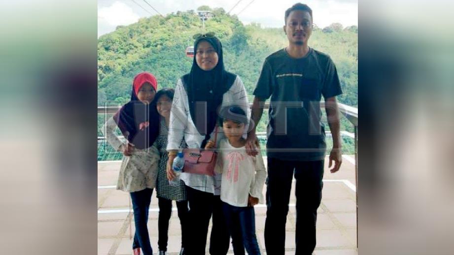 GAMBAR kenangan tiga beradik yang dikhuatiri lemas (dari kiri) Nur Ain Fatma, Nur Ain Sofea dan Nur Ain Sasabila Zawawi bersama ibu bapa mereka dari Kampung Pegal Pisang, Peringat, Kota Bharu, Kelantan. FOTO Rosli Ilham.