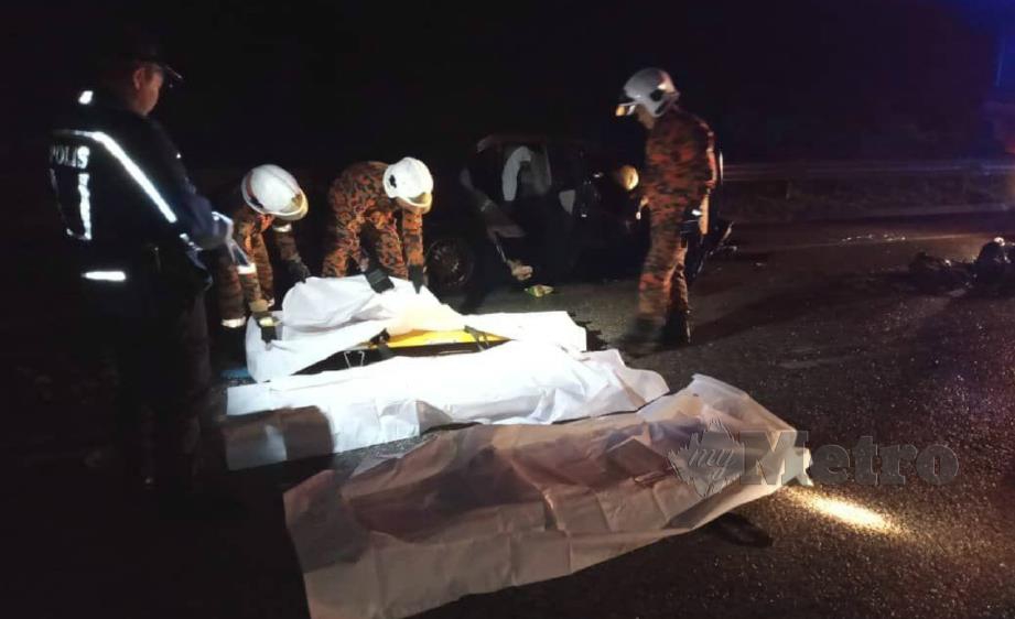 TIGA maut manakala dua cedera dalam kemalangan membabitkan dua kenderaan di Kilometer 42, Jalan Kuala Jeneris-Sungai Gawi (Aring), Kuala Berang, malam tadi. FOTO ihsan bomba