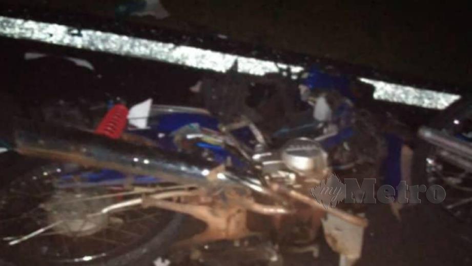 KEADAAN motosikal mangsa selepas dirempuh kereta dalam kejadian di Kampung Parit Surau, Jalan Parit Botak, Batu Pahat, malam tadi. FOTO ihsan polis. 