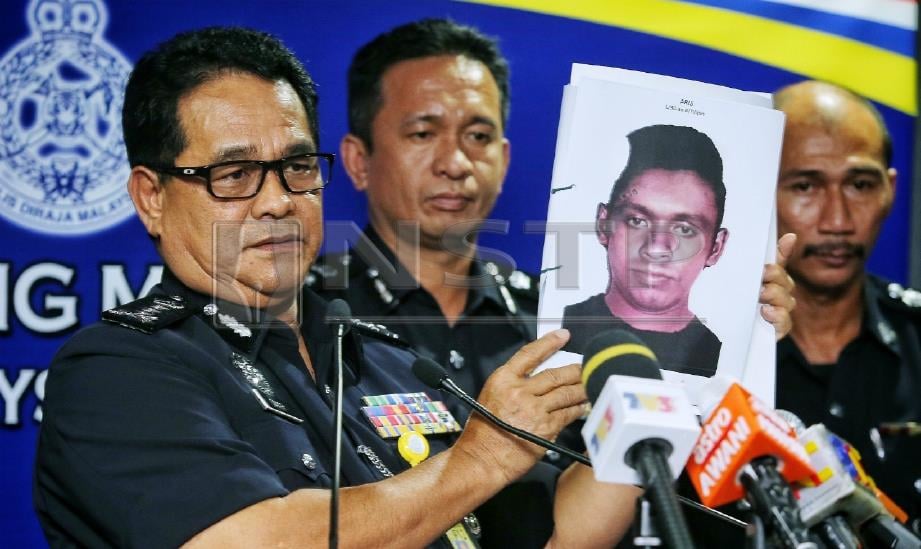 OMAR menunjukkan lakaran gambar seorang suspek kes letupan kedai emas pada 31 Disember tahun lalu ketika sidang media di IPK Sabah di Kota Kinabalu, hari ini. FOTO Khairull Azry Bidin. 