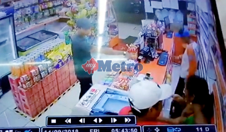 RAKAMAN CCTV menunjukkan tiga lelaki memakai topi menyamun pekerja wanita di kedai serbaneka di Gombak, awal pagi Jumaat lalu. 