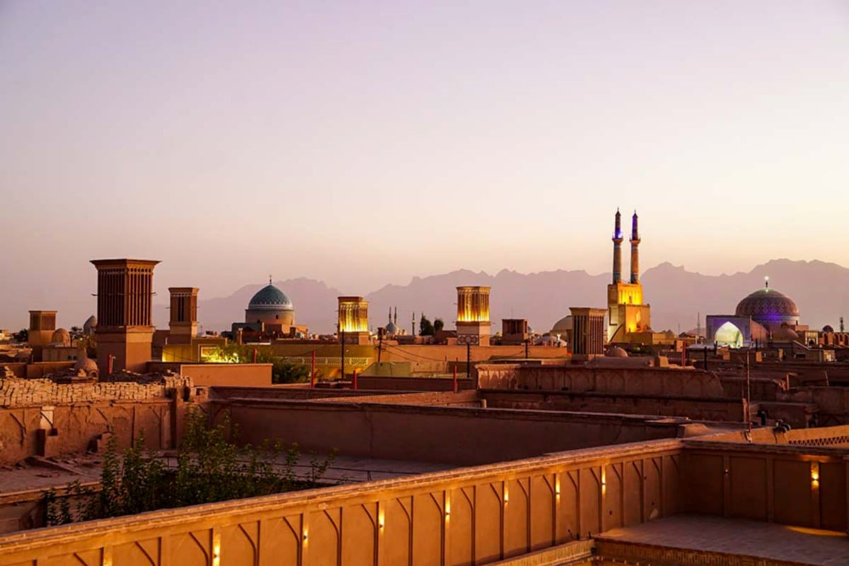 PANORAMA waktu malam dari bumbung rumah seni Yazd atau Yazd Art House.