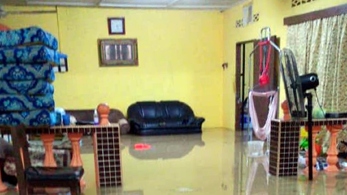 KEADAAN rumah Fatihahtul Shela Shamsudin, 33, di Kampung Sawah Rantau yang dilanda banjir. FOTO ihsan pembaca