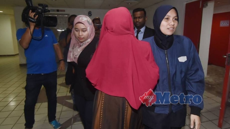 TERTUDUH  dibawa ke Mahkamah Sesyen Kuala Terengganu. FOTO Mohd Syafiq Ridzuan Ambak